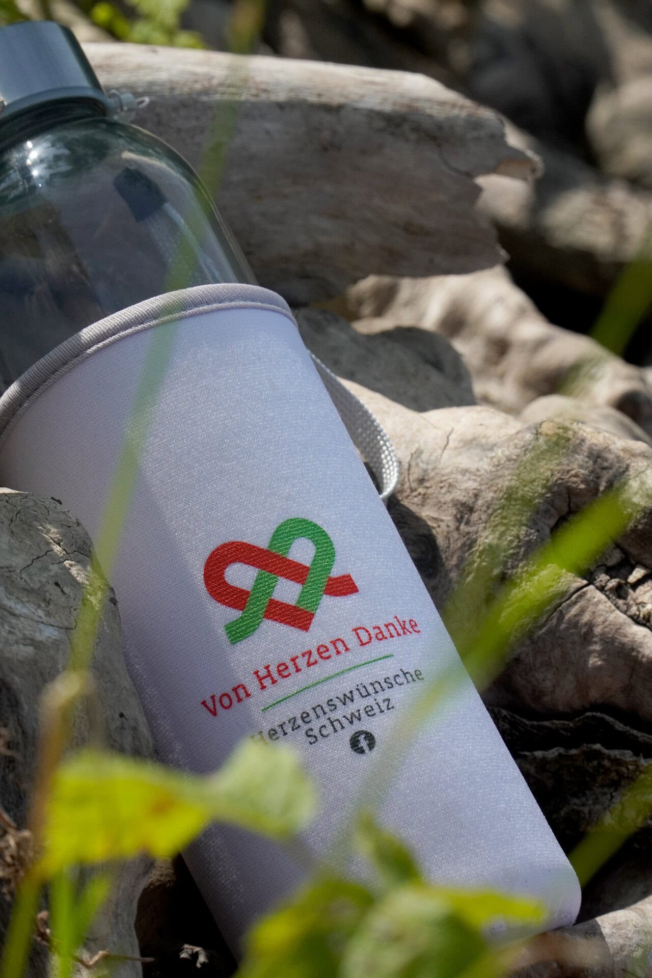 Flasche mit Herz-Logo in der Natur